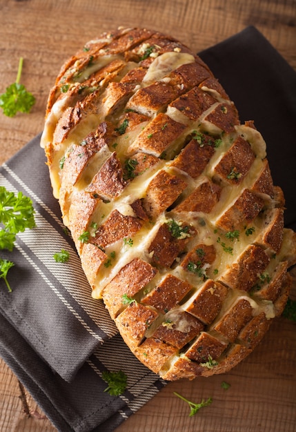 Pan de fiesta al horno con mantequilla de queso fundido