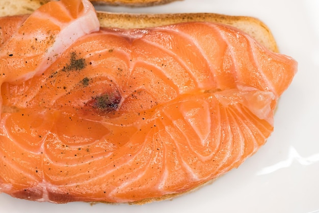 Pan con filete de salmón salado fresco aislado en la vista superior de fondo blanco