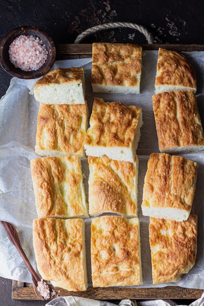 Pan de focaccia italiana tradicional con sal y aceite de oliva.