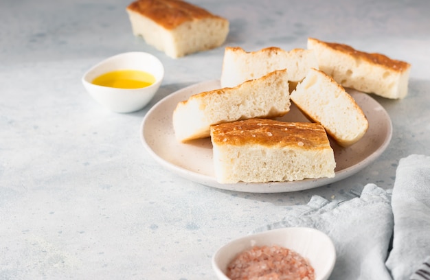 Pan de focaccia italiana tradicional con sal y aceite de oliva.