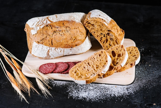 Pan francés dulce sobre fondo de madera blavk