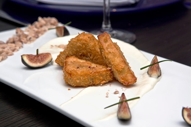 Pan francés con mousse de nuez con higos frescos en una mesa de restaurante gastronomía de autor