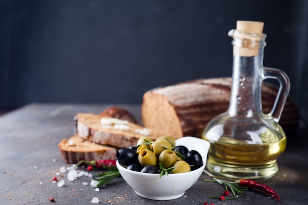 Pan fresco con aceite de oliva y aceitunas.