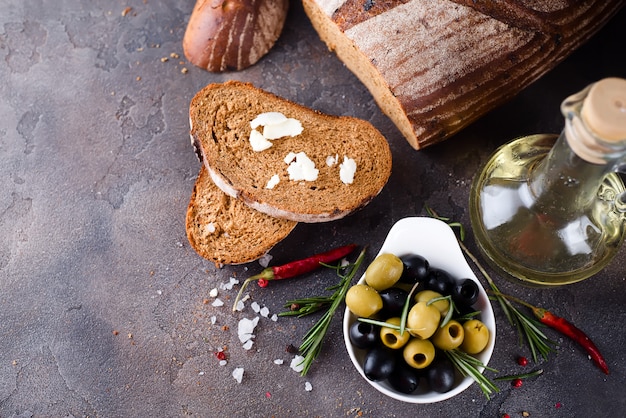 Pan fresco con aceite de oliva y aceitunas.