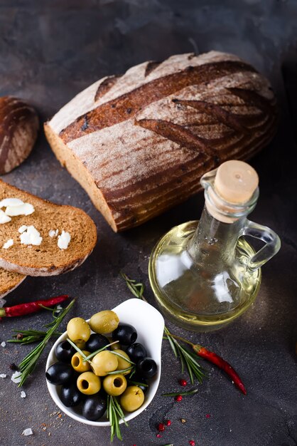 Pan fresco con aceite de oliva y aceitunas.