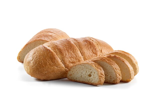 Pan fresco aislado en blanco