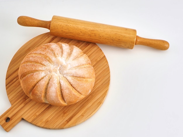 Pan fresco aislado sobre fondo blanco de tablero de madera