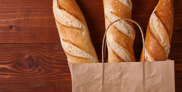 Pan fresco en una bolsa de papel. pequeño concepto de panadería con pan con sabor sin gluten