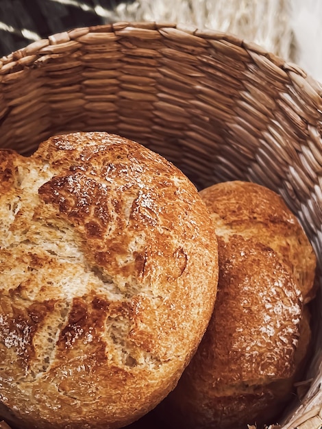 Pan fresco en una canasta de panadería de comida de estilo rústico