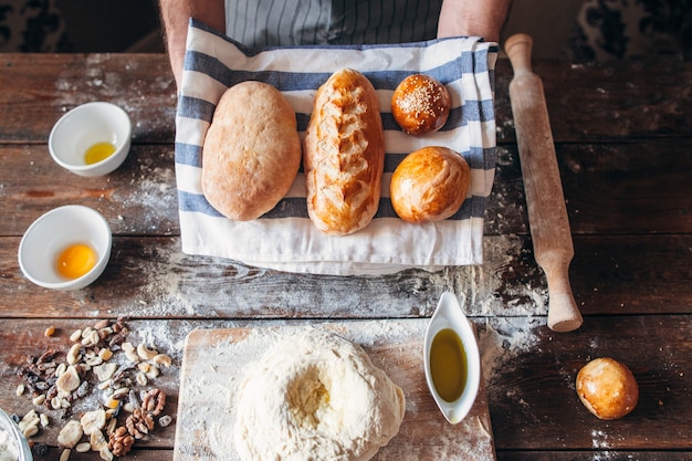 Pan fresco e ingredientes para hornear