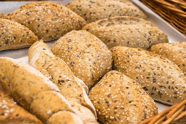 Pan fresco en los estantes de panadería, comida.