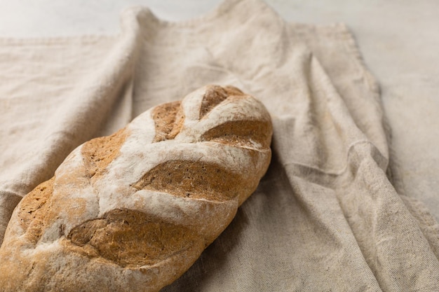 Pan fresco sin gluten en toalla de cocina sobre fondo claro
