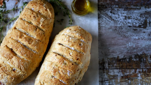 Pan fresco hecho en casa con hierbas italianas y aceite de oliva