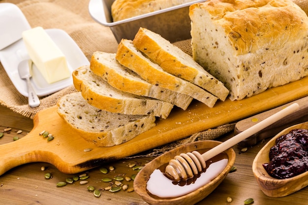 Pan fresco de masa madre artesanal con semillas sobre la mesa.