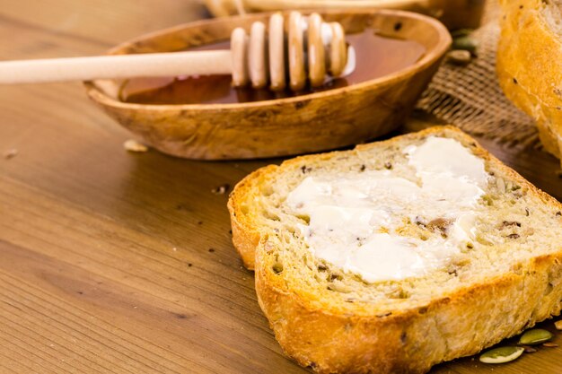 Pan fresco de masa madre artesanal con semillas sobre la mesa.