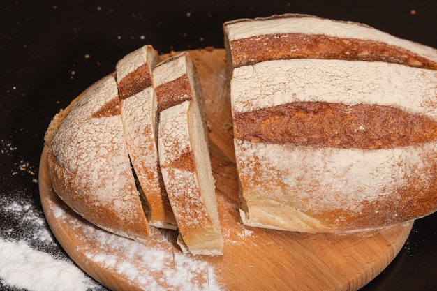 Pan fresco y sabroso en una tabla de madera