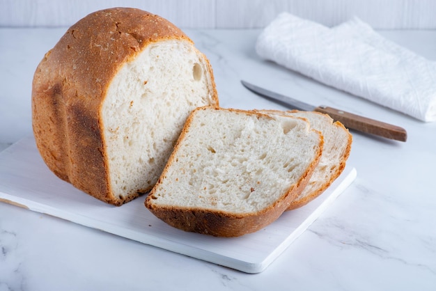 Pan fresco en suelo de madera Recién Pan recién horneado en mesa blanca Comida sana