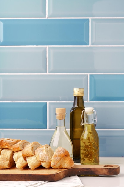 Pan fresco en la tabla de cortar de madera en la cocina