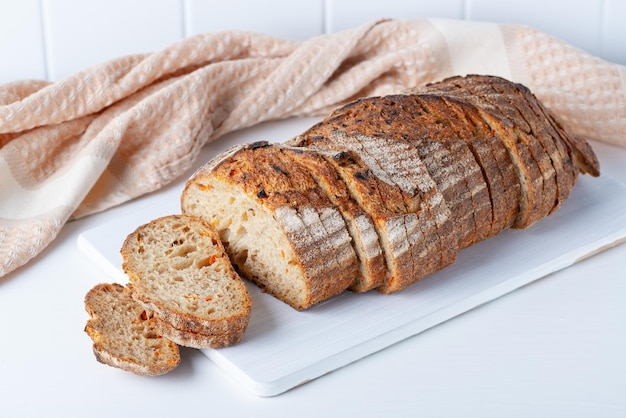 Pan fresco con zanahorias en la mesa blanca