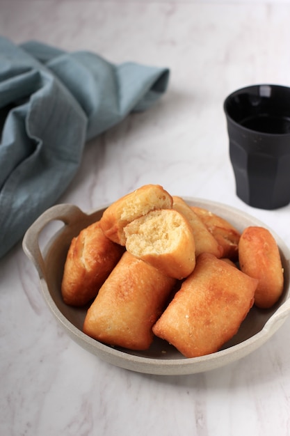 Pan frito indonesio llamado Roti / Kue Bantal o nombre famoso Odading, enfoque seleccionado