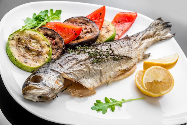 Pan frito a la parrilla asado cocido pescado entero trucha lubina salmón bacalao