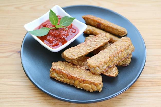 Pan frito Tempeh com molho marinara caseiro para prato saboroso de alimentos integrais dieta à base de plantas