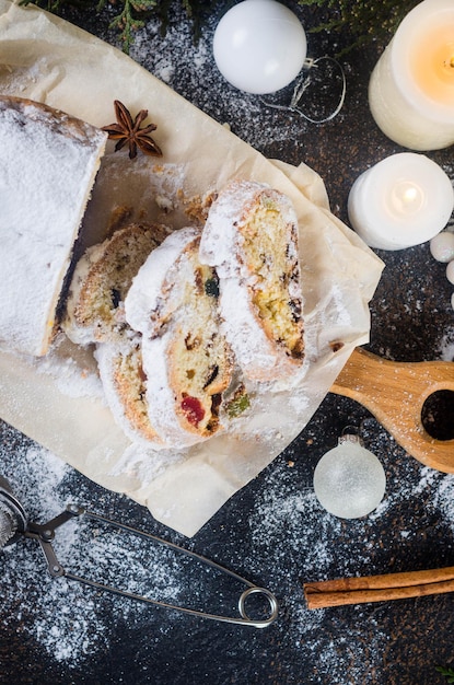 Pan de frutas tradicional navideño estofado con nueces de bayas secas y azúcar en polvo