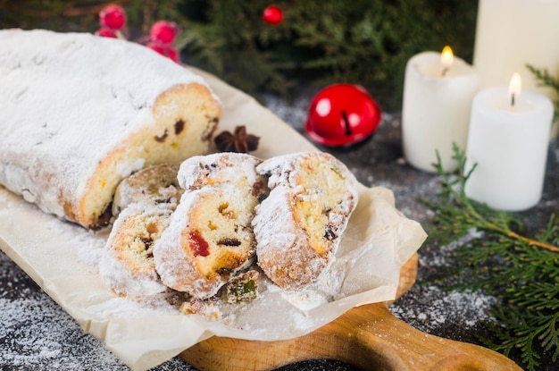 Pan de frutas tradicional navideño estofado con nueces de bayas secas y azúcar en polvo