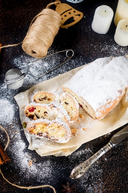 Pan de frutas tradicional navideño estofado con nueces de bayas secas y azúcar en polvo