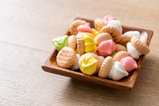 Foto pan de galletas con azúcar de colores