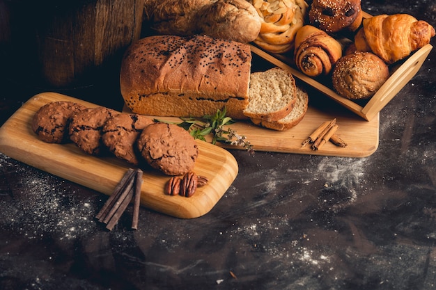 Pan y galletas con bombones en una mesa de hormigón