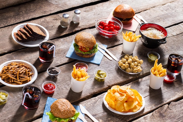 Pan y galletas con hamburguesa.