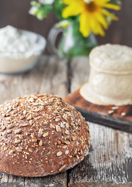 Pan de grano casero recién horneado con masa madre natural