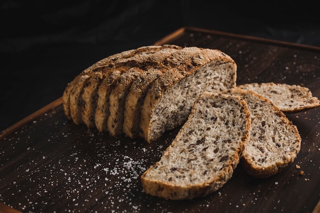 Pan de grano gris en rodajas