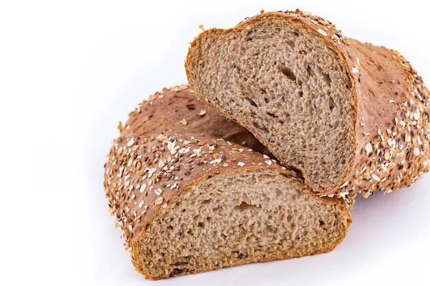 Pan de grano múltiple aislado en blanco