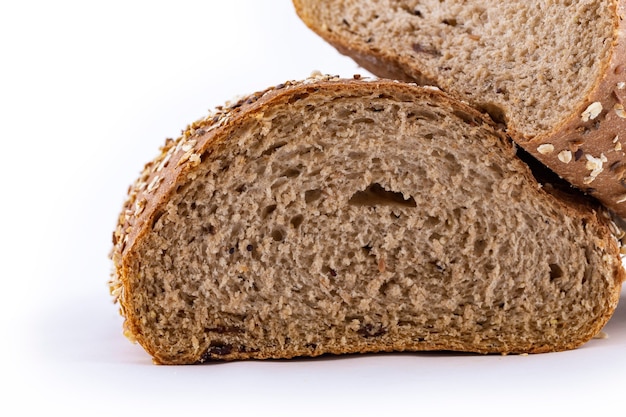 Pan de grano múltiple aislado en blanco