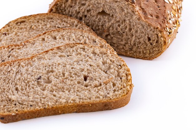 Pan de grano múltiple aislado en blanco