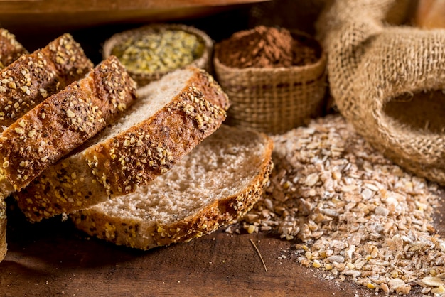 Pan de grano en rodajas sobre una mesa rústica de madera.