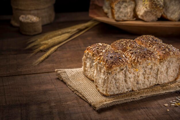 Pan de grano sobre mesa de madera rústica.