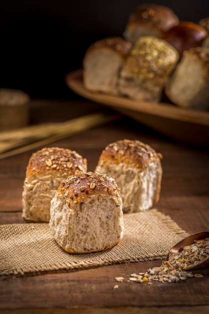 Pan de grano sobre mesa de madera rústica.