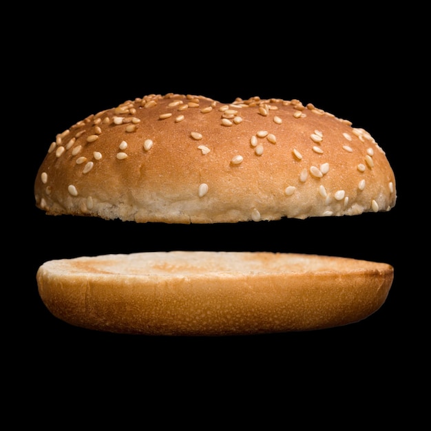 Pan de hamburguesa aislado sobre fondo negro