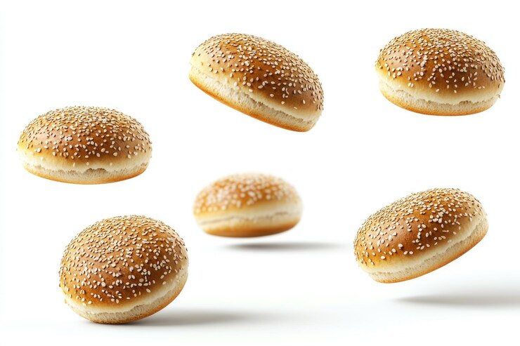 pan de hamburguesa recién horneado aislado sobre un fondo blanco