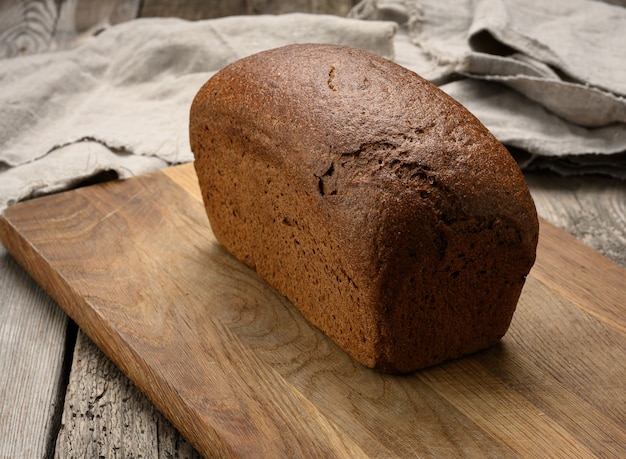 Pan de harina de centeno rectangular horneado en placa marrón, comida sana