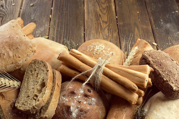 Pan horneado en el fondo de la mesa de madera