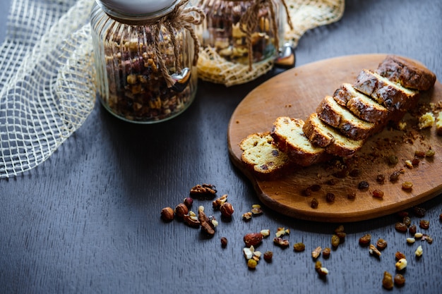 Pan horneado con pasas y nueces