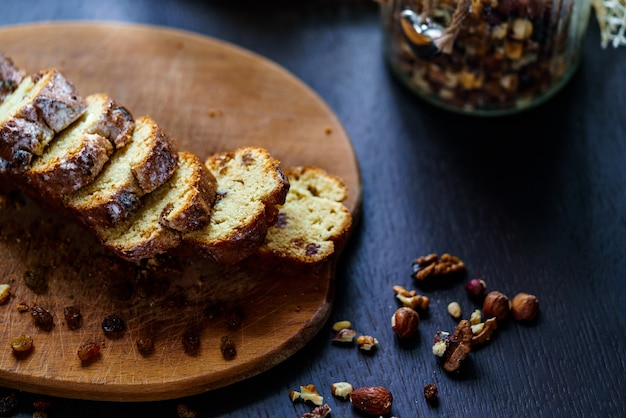 Pan horneado con pasas y nueces