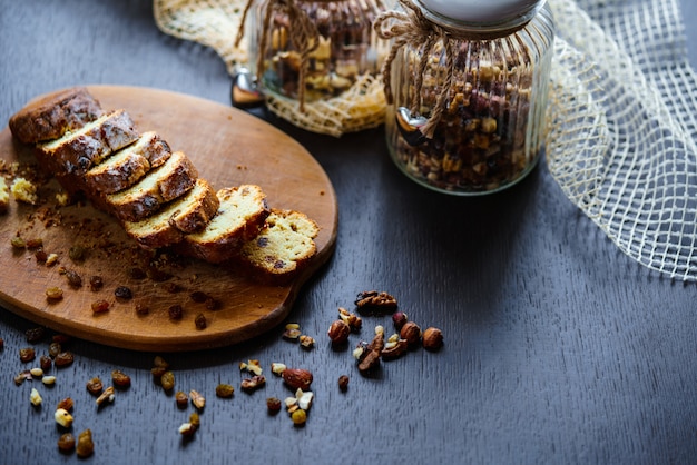 Pan horneado con pasas y nueces