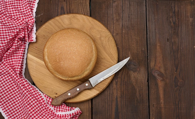 Pan horneado redondo en una mesa marrón de tablero de madera