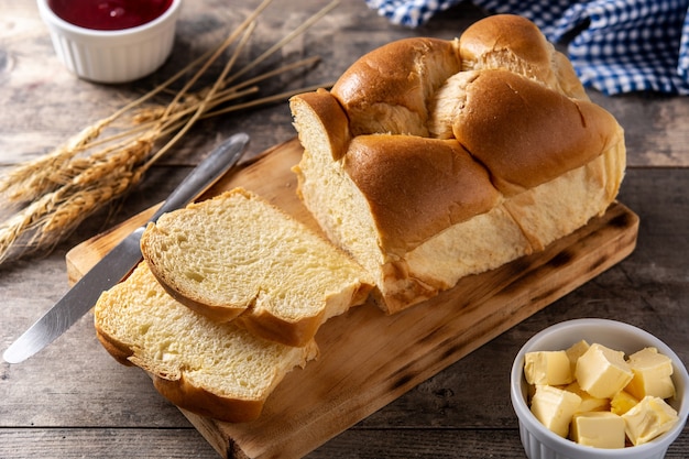 Pan de huevo trenzado sobre mesa de madera