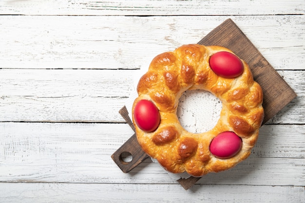 Foto pan con huevos de pascua en una tabla de madera